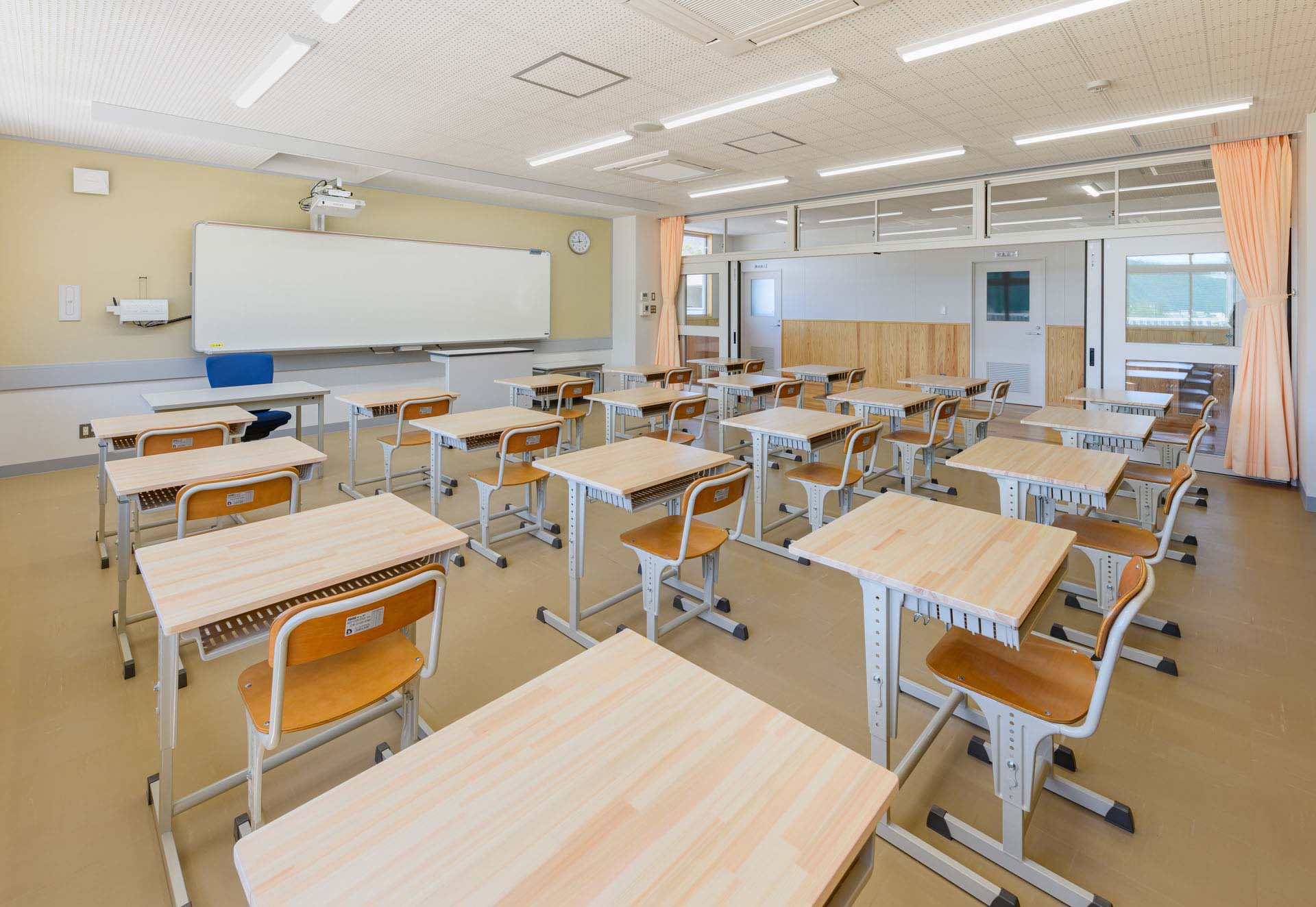地場産材利用の普通教室用机(GIGA対応) – 学校備品.com